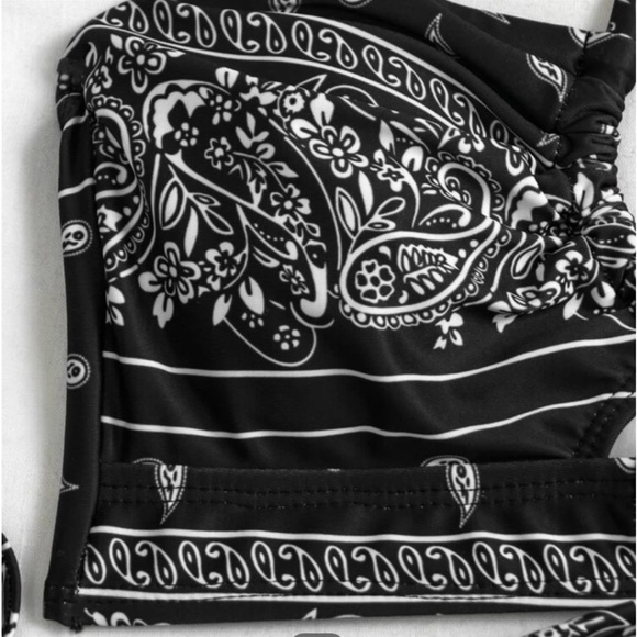 🏝️ Paisley Print Halter Bikini Swimsuit Black with White Set - Picture 5 of 11